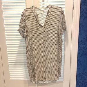 H&M size 10 viscose v neck shirt dress with blue pattern.